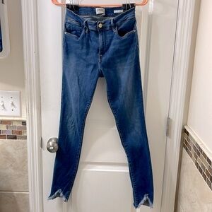 Frame Denim Le High Skinny jeans with uneven cropped and frayed hem. Size 27